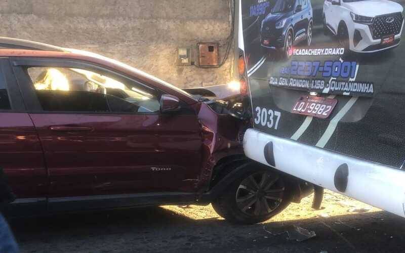 Carro bate na traseira de ônibus em Cascatinha