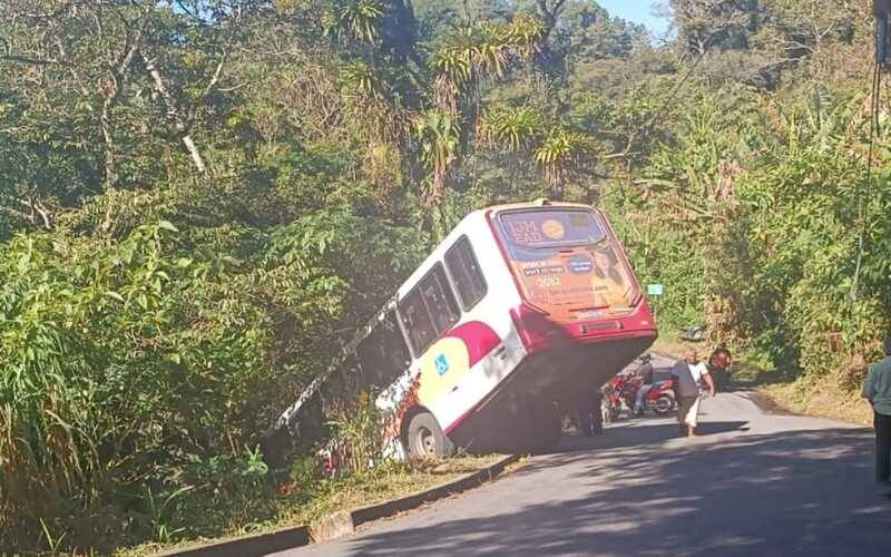 Ônibus da Petro Ita caí em ribanceira, no Quitandinha 