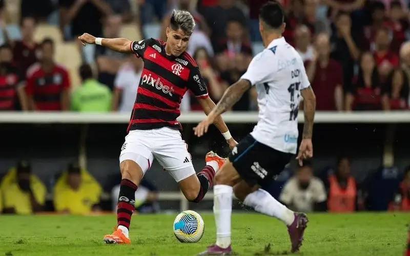 Flamengo confirma a boa fase e vence Grêmio no Maracanã, apesar dos desfalques