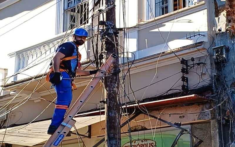 Equipes iniciam reparos em redes de energia, telefonia e internet no Centro 