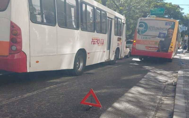 Ônibus da Petro Ita quebra e deixa trânsito ainda mais congestionado no Centro