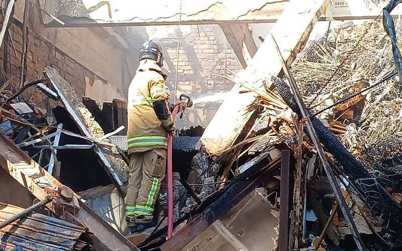 Trabalho de rescaldo em imóvel incendiado tem sequência no sábado (15)