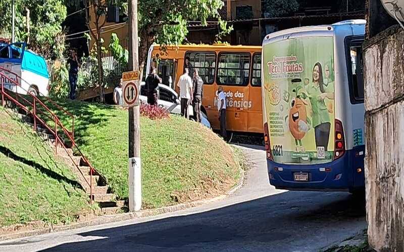 Carro colide em ônibus no Quissamã 