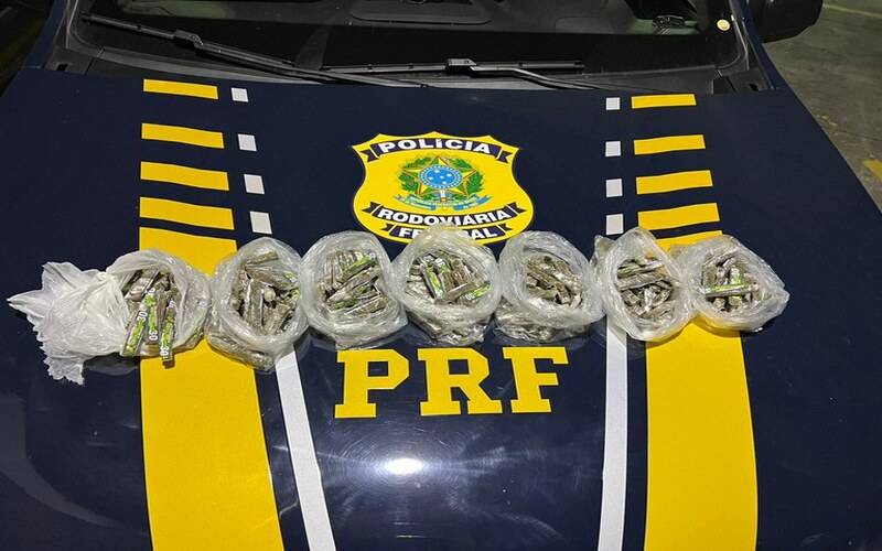 PRF intercepta veículo com carga de maconha em Petrópolis