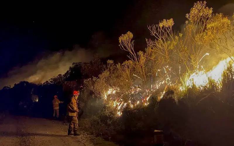 Fogo no Parque de Itatiaia começou em local de atividade do Exército