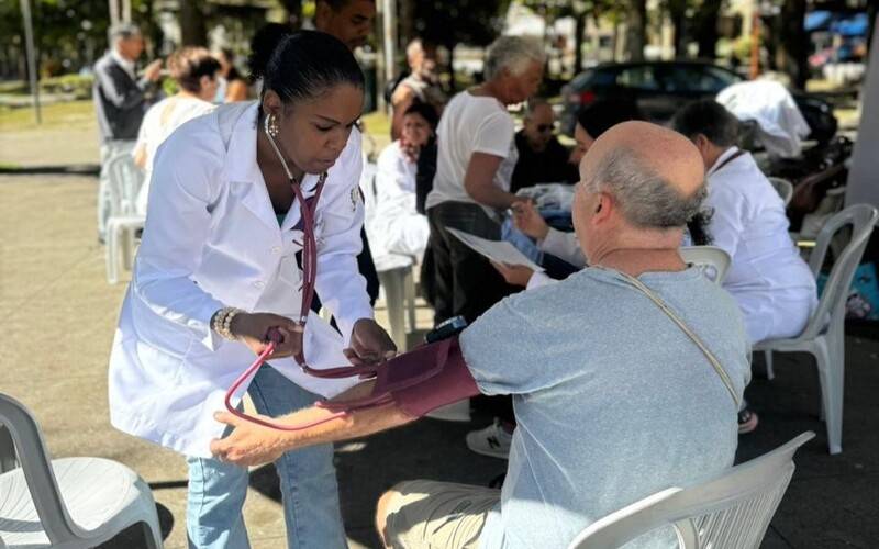 Mais de 100 idosos atendidos em mobilização na Praça da Liberdade