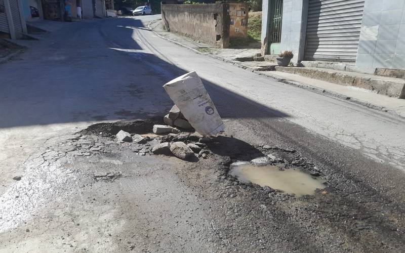 Moradores do Thouzet sofrem com buracos e vazamentos dágua