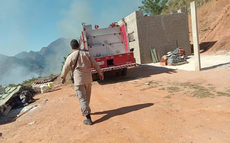 Incêndio em Corrêas: moradores em alerta após fogo ameaçar residências