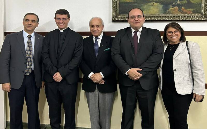 Padre Anderson ladeado por Cleber Alves, Fernando Costa, Leandro Garcia e Fátima Argon