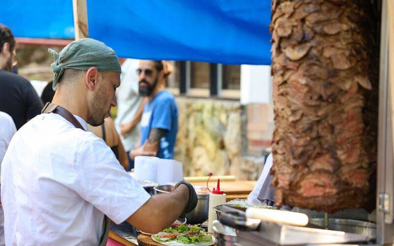 Refugiados compartilham histórias e vivências em feira no Rio
