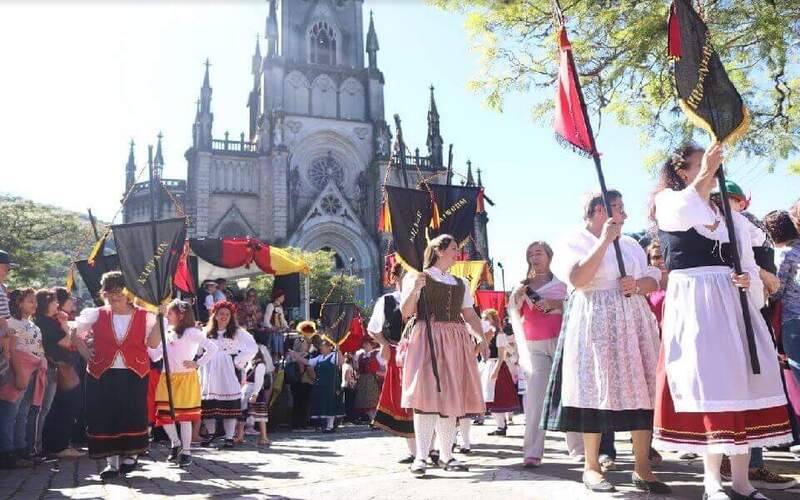 Desfile Folclórico marca primeiro domingo da 35ª Bauernfest