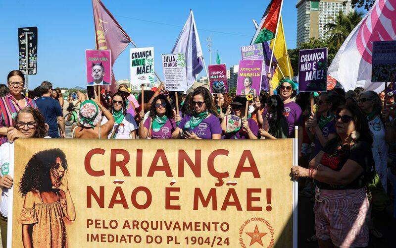 Manifestantes protestam contra PL do Aborto no Rio e em São Paulo