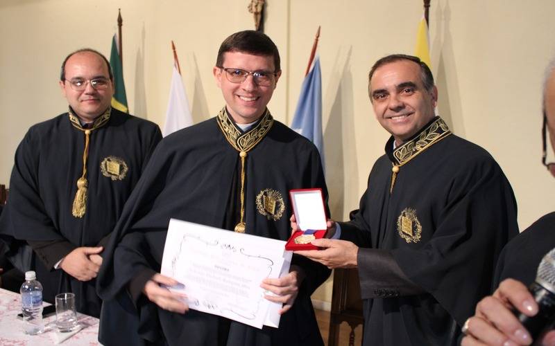 Padre Anderson Alves é empossado na Academia Petropolitana de Letras