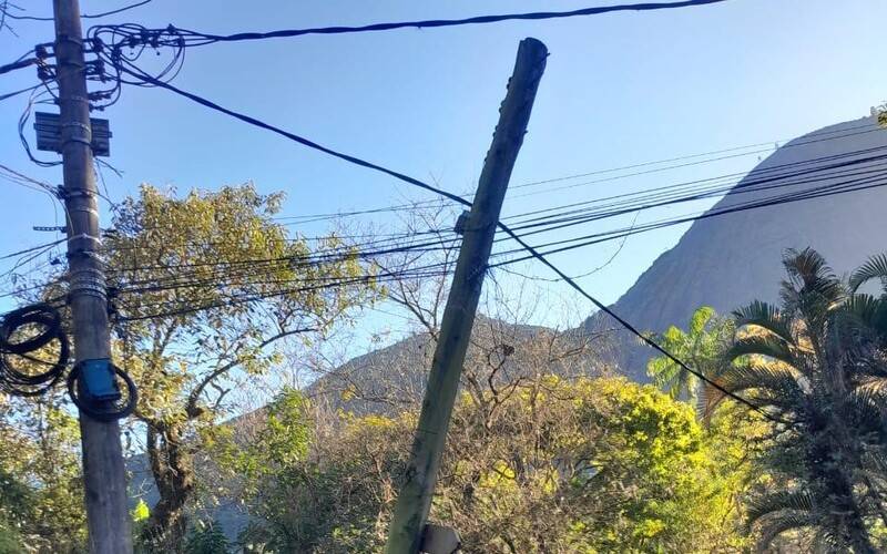 Poste caindo preocupa moradores de Araras