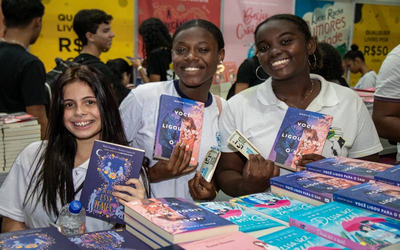 Seeduc distribui mais de 130 mil vales-livros para alunos e professores na LER