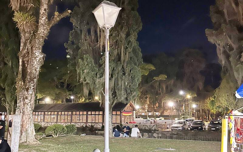 Praça da Liberdade sofre com iluminação pública precária