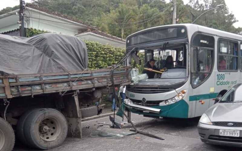 Ônibus colide na traseira de caminhão, no Centro