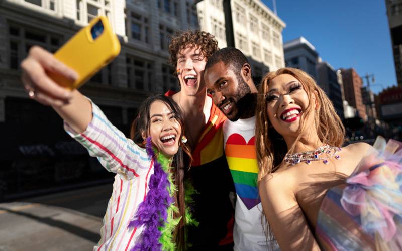Pesquisa revela que Brasil é um dos países mais receptivos a turistas LGBTQIAPN+ 