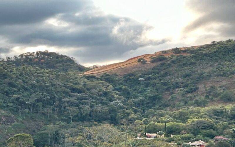 Moradores relatam do Vale do Pinhal relatam devastação no Morro do Alto Pegado