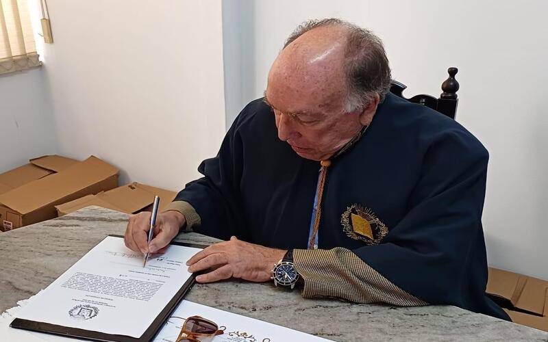 Diretor presidente do Diário toma posse na Academia Petropolitana de Letras