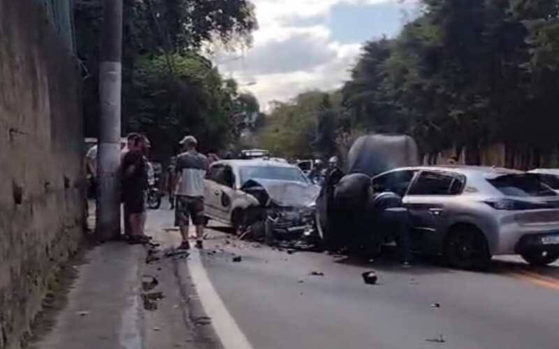 Acidente grave com dois carros na Estrada União e Indústria