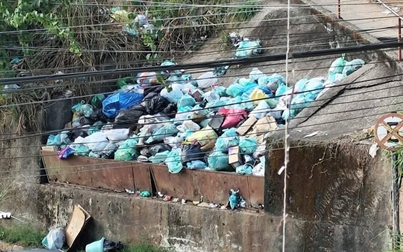 Falta de coleta de lixo na Estrada da Saudade preocupa moradores