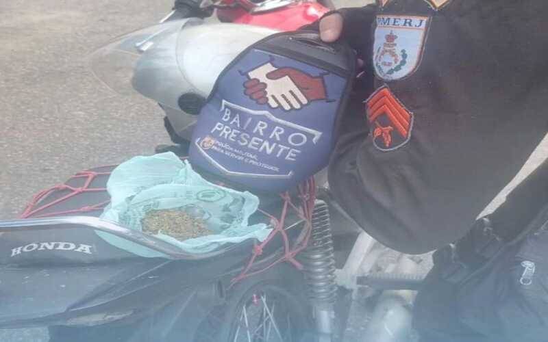 PM apreende moto irregular e maconha com motorista