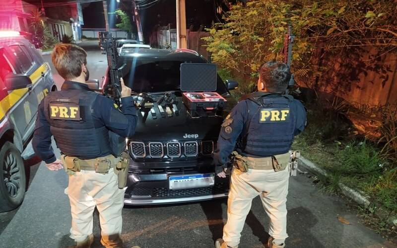 PRF intercepta veículo clonado e apreende armas e munições na Baixada Fluminense