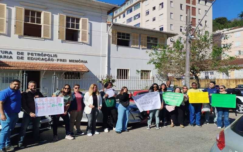 Concursados fizeram manifestação em frente à Secretaria de Educação, na manhã dessa qu