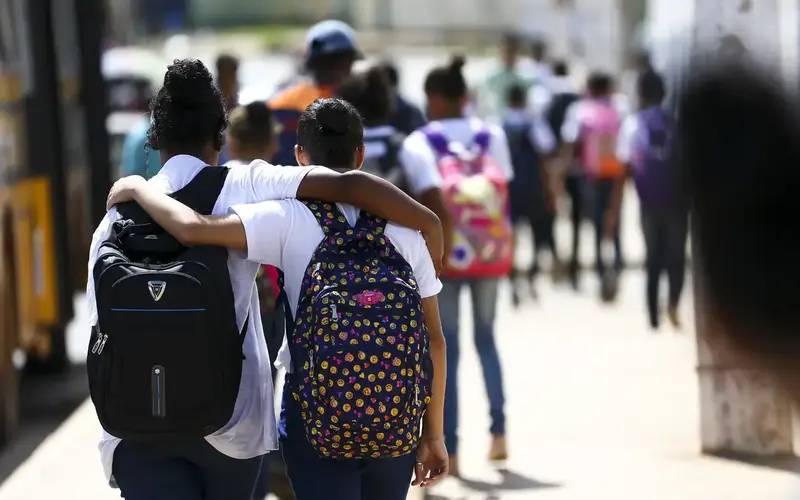 Dia do Amigo: relação é fundamental para a saúde mental, diz psicóloga