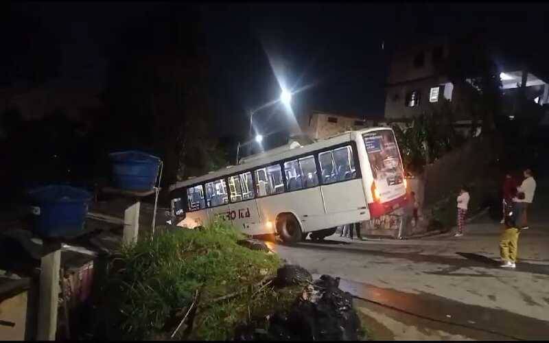  Ônibus perde controle e cai em uma casa no Siméria