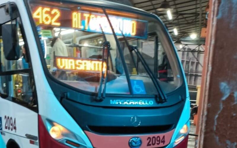 Ônibus da Petro Ita com o licenciamento atrasado