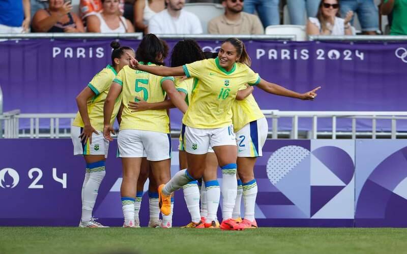 Olimpíadas: Com shows de Gabrielas, Brasil vence no handebol e no futebol 