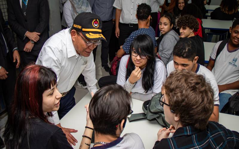 Ministro da Indonésia conhece programa alimentar gratuito da rede estadual de ensino R