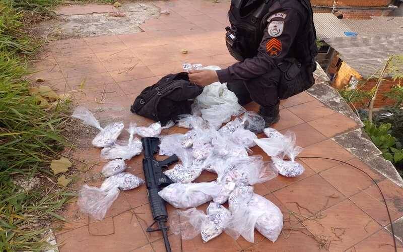 Homem é preso por arremessar pedra contra ônibus no Caxambu