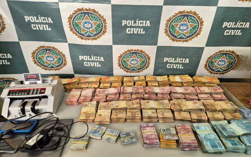 Polícia Civil apreende cerca de R$ 300 mil e veículos de luxo em operação contra inves