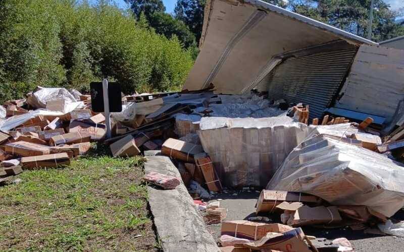 Tombamento de carreta deixa o km 87 em meia pista na descida da serra