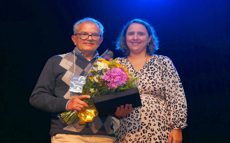Legenda: Candido Evangelista, ao lado da médica Júlia Morelli, professora da Faculdade