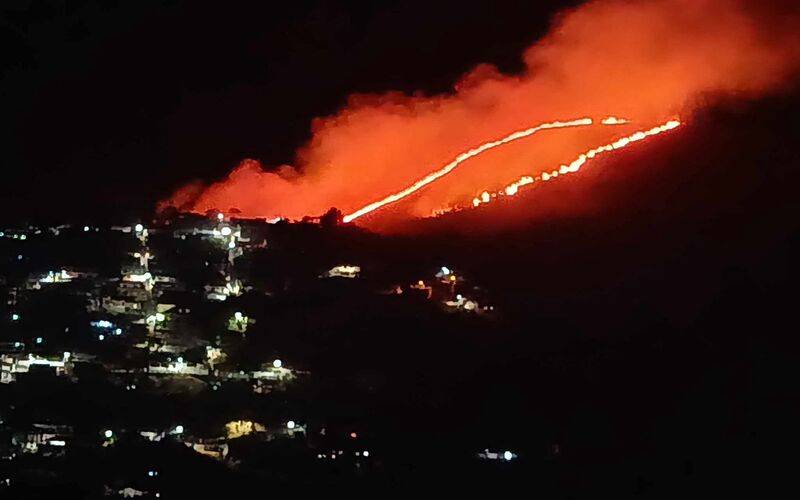 Bombeiros combatem incêndio em área de vegetação no Samambaia