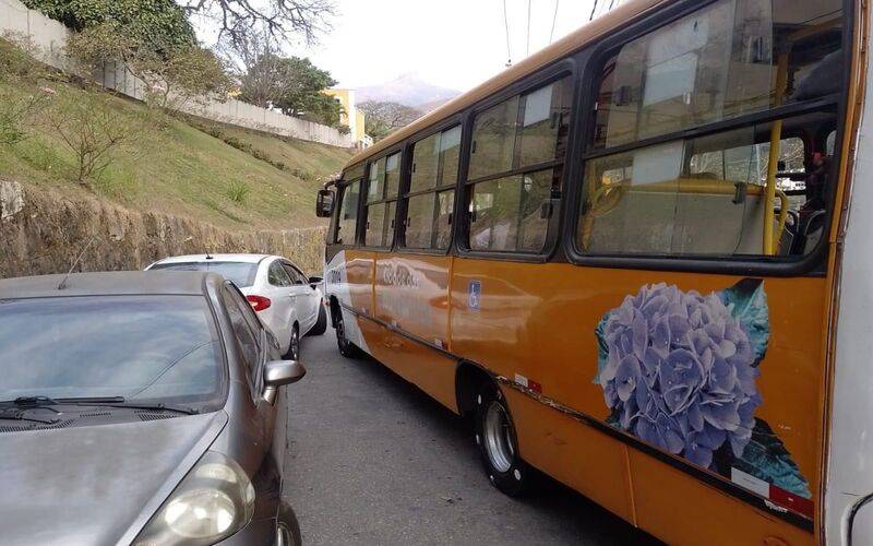 Estacionamentos irregulares atrapalham transporte público na cidade inteira