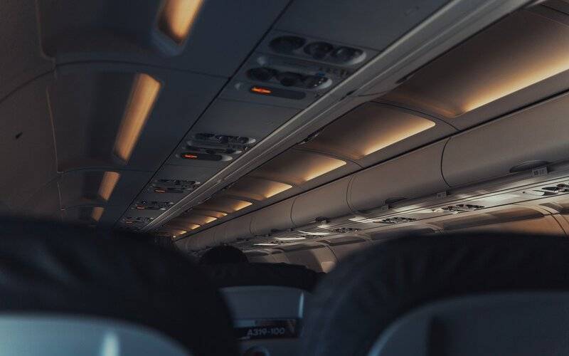 Transporte aéreo puxa alta do setor de serviços em junho