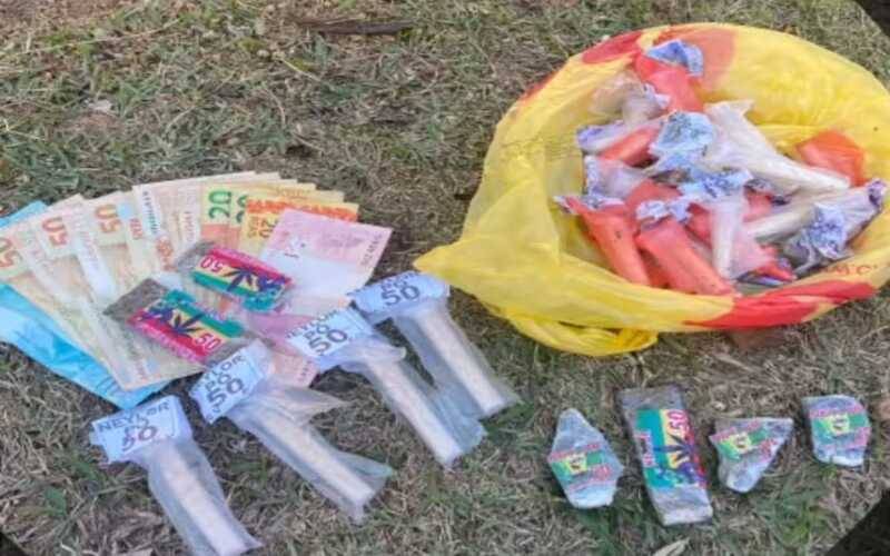 Polícia militar apreende drogas no Alcobacinha, Neylor e Manga Larga