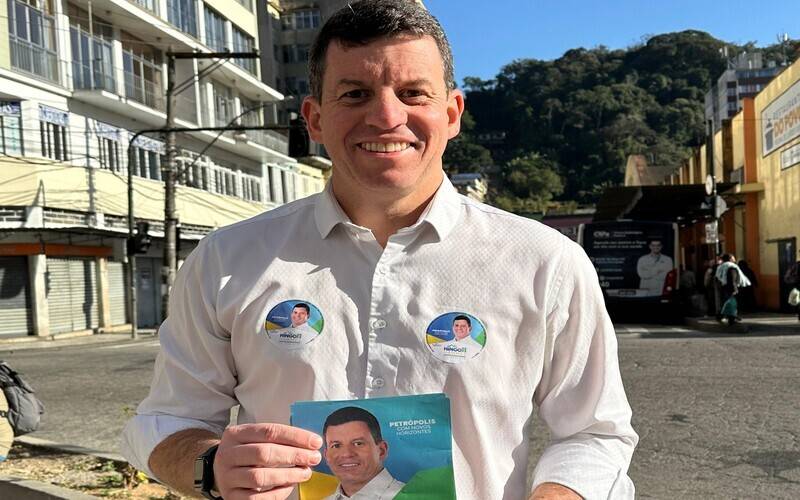 Hingo Hammes, candidato a prefeito de Petrópolis, inicia campanha conversando com a po
