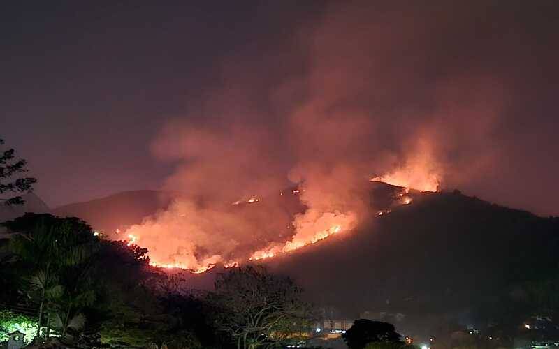 Incêndio de grandes proporções atinge área de vegetação 