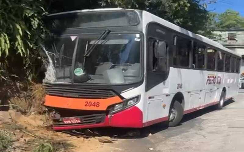 Ônibus da Petro Ita bate em barranco no Independência