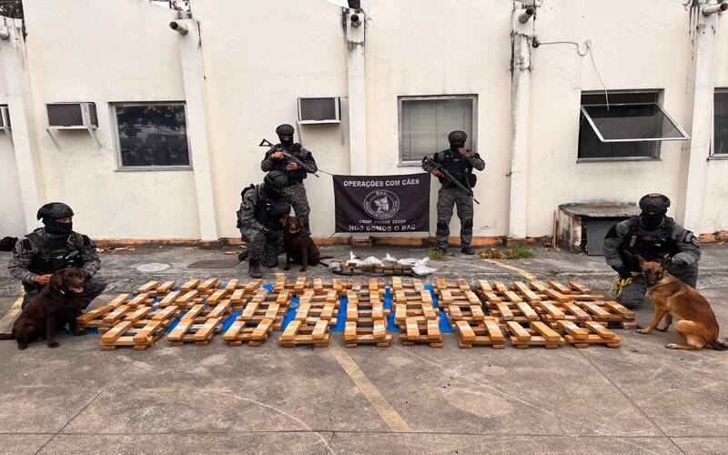 Polícia Militar do Rio apreende uma tonelada de drogas em escola municipal na Maré