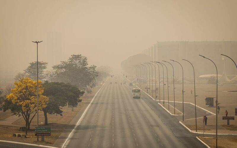 Brasília amanhece coberta de fumaça pelo segundo dia seguido