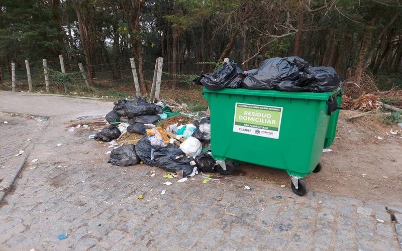 Moradores relatam a contínua falta de coleta de lixo em Itaipava