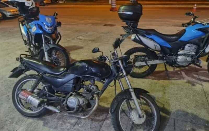 Itaipava: homem com motocicleta adulterada tenta derrubar policiais e é preso