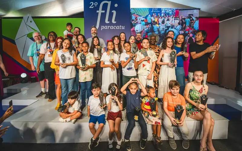 Fliparacatu premia alunos em concurso de redação e desenho